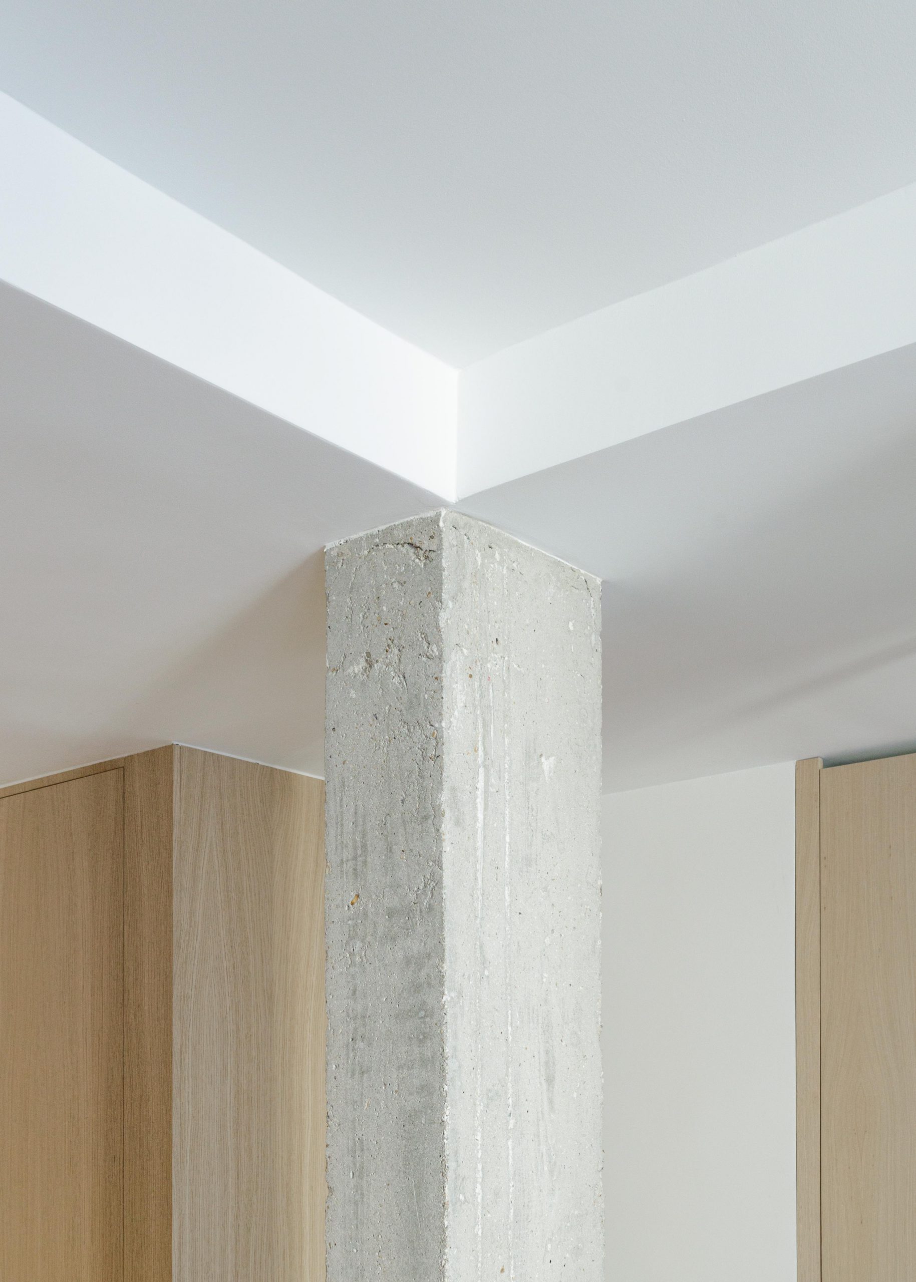 colone_beton_plafond_blanc